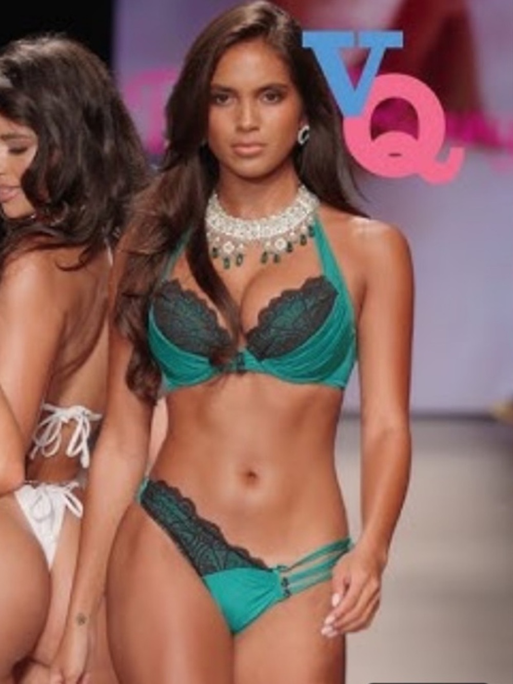 NWT: Beach bunny bikini XL set